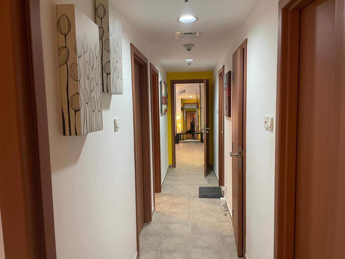Travelers Backpackers Hostel Дубай Екстериор снимка